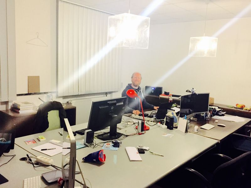 Büro mit mehreren Arbeitsplätzen und Bildschirmen