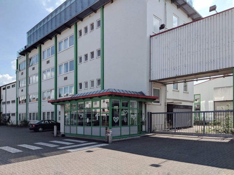 Eingang des Wurst Case in Hemelingen mit verglastem Pavillon
